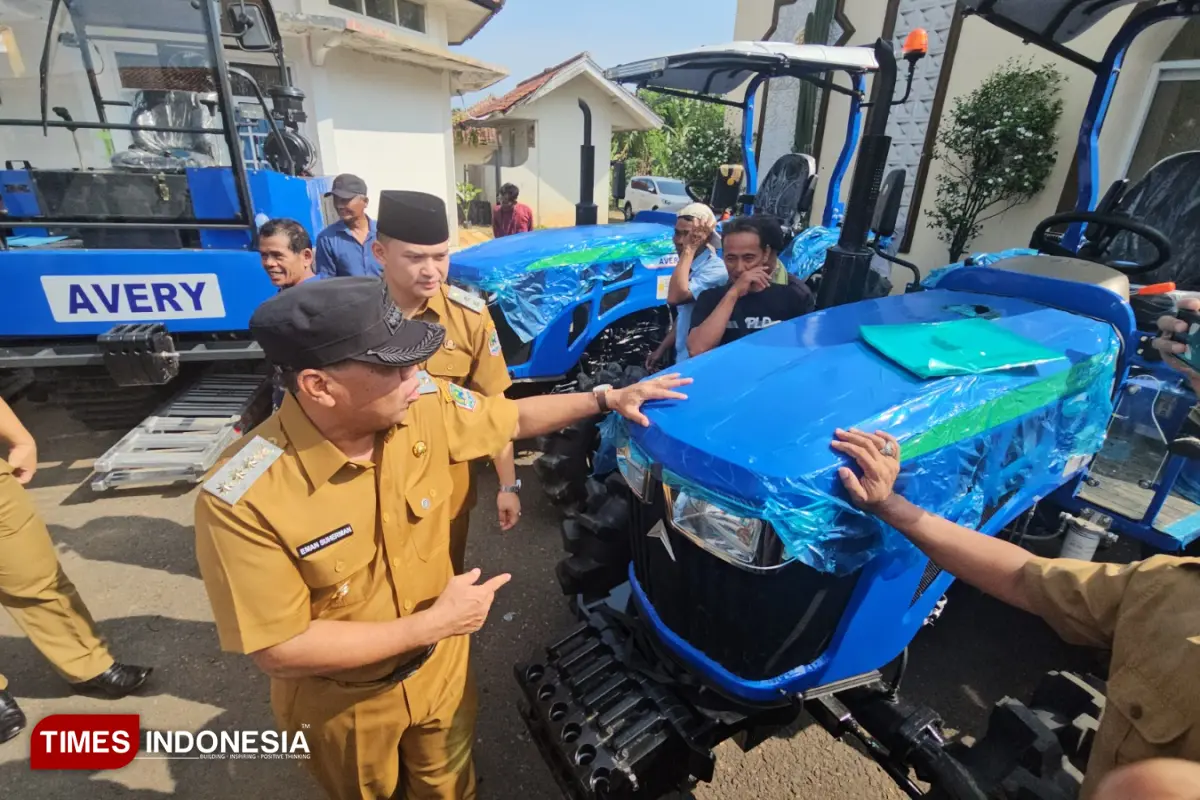 Bupati Majalengka Salurkan 69 Alsintan, Genjot Produksi Pangan dan Percepat Tanam Musim Kedua