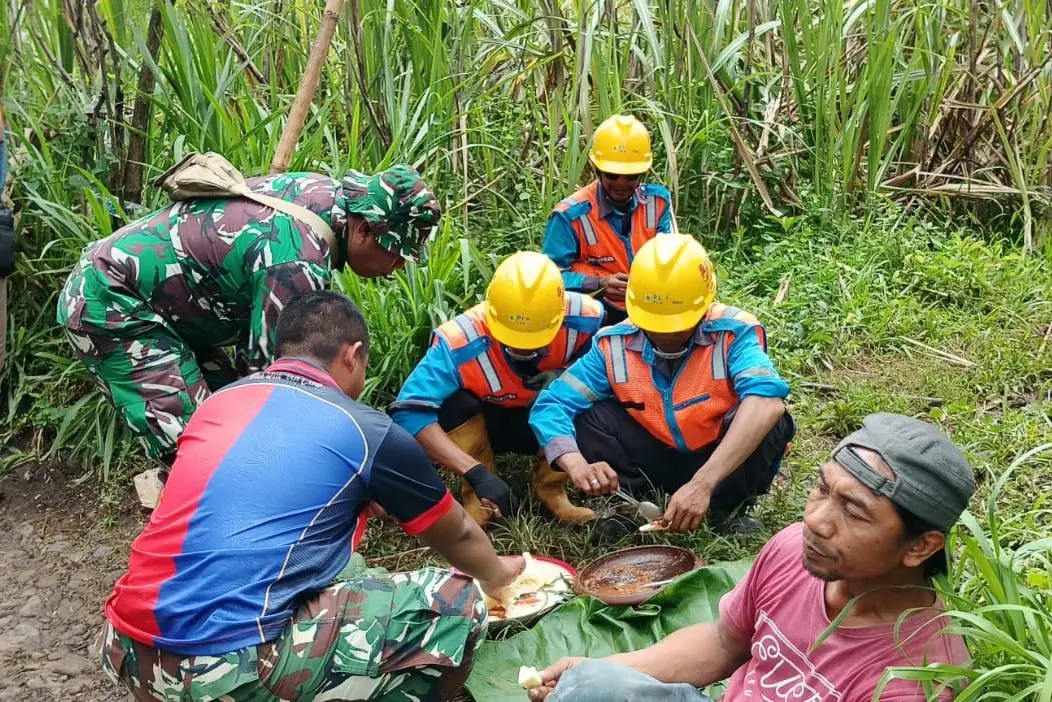 Singkong Rebus di TMMD 128 Probolinggo, Simbol Hangatnya Gotong Royong