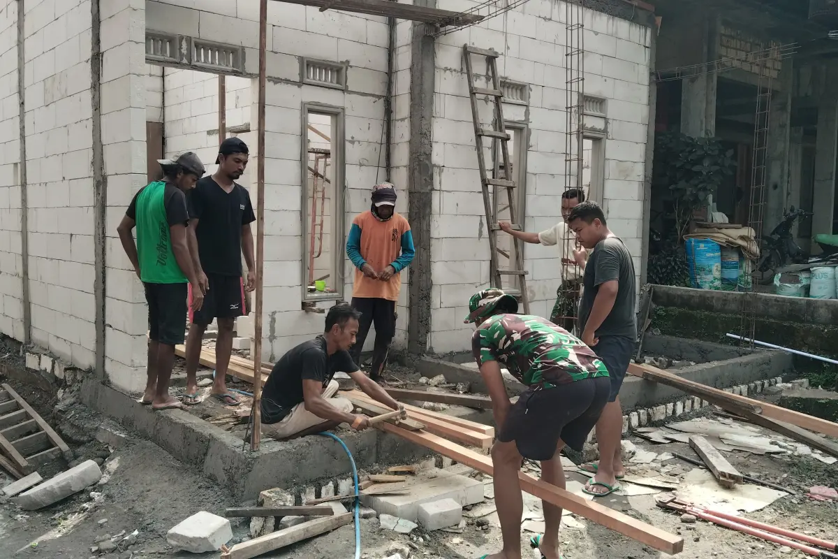 TMMD 128 Gresik Percepat RTLH Ibu Warni, Tahap Atap Jadi Penanda Hunian Segera Rampung