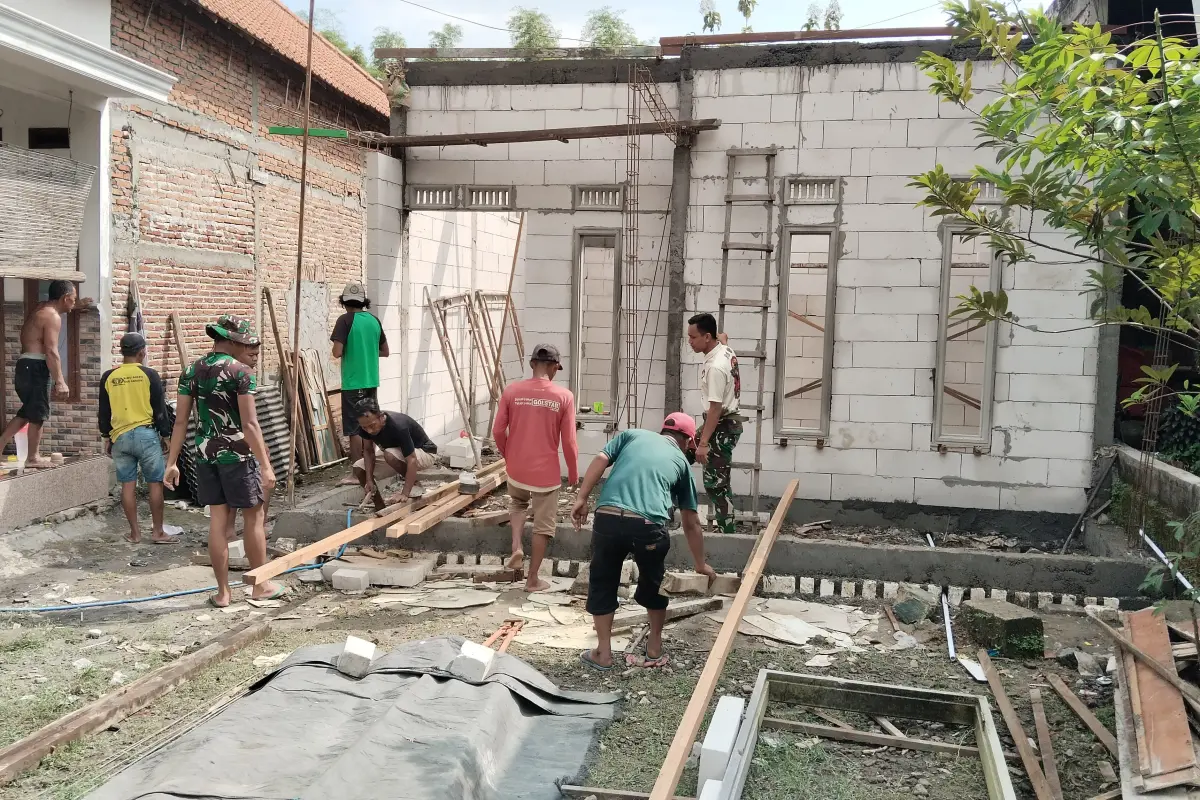 TMMD 128 Gresik Bangun Harapan Ibu Warni, Gotong Royong Warga Wujudkan Rumah Layak