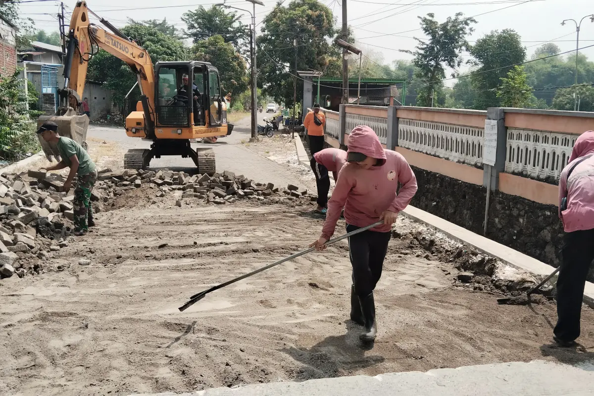 TMMD 128 Gresik Bongkar Paving Slempit, Jalan Desa Siap Diaspal Lebih Tahan Lama