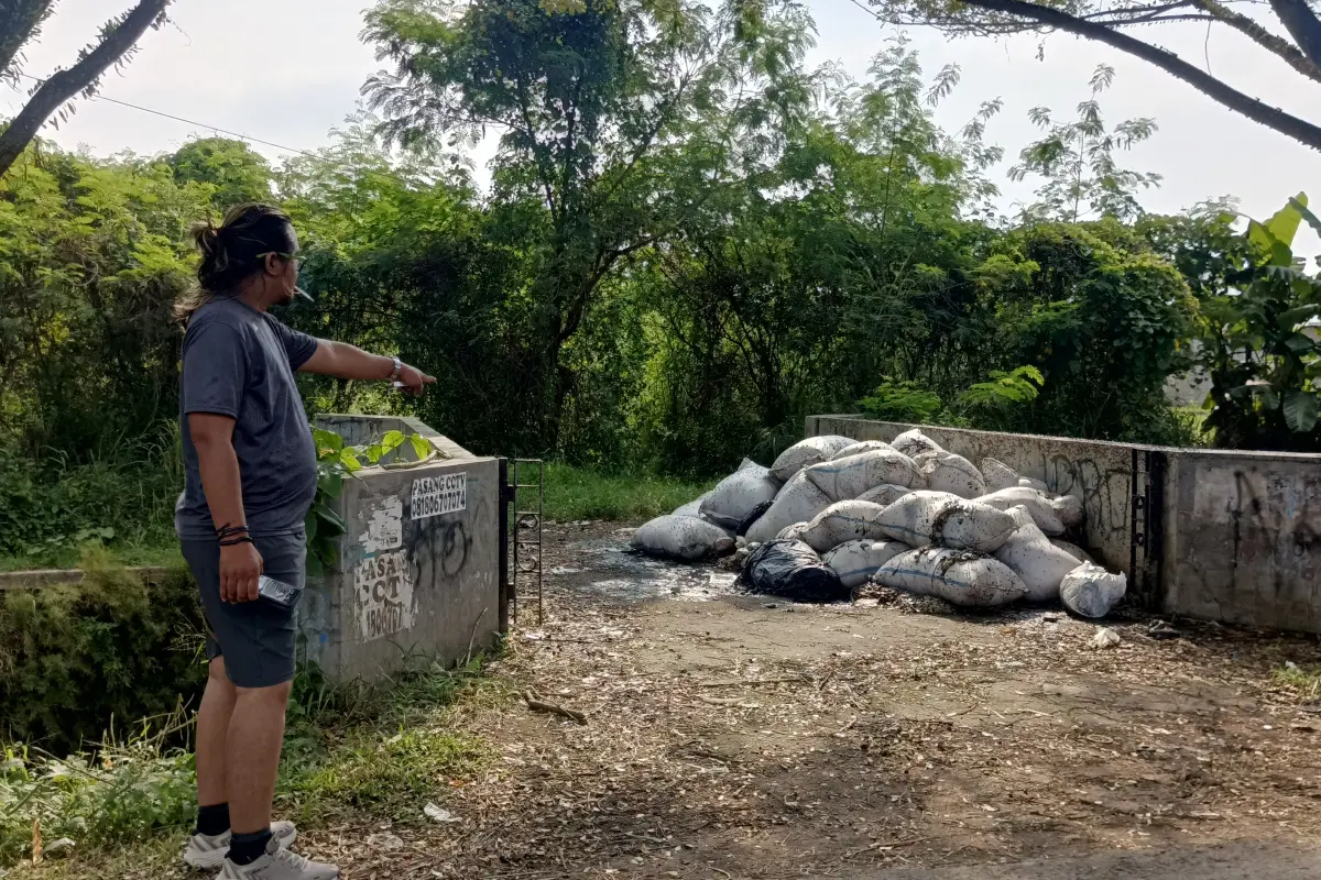 Bau Busuk Limbah Usus Ayam di Cianjur Picu Kemarahan Warga