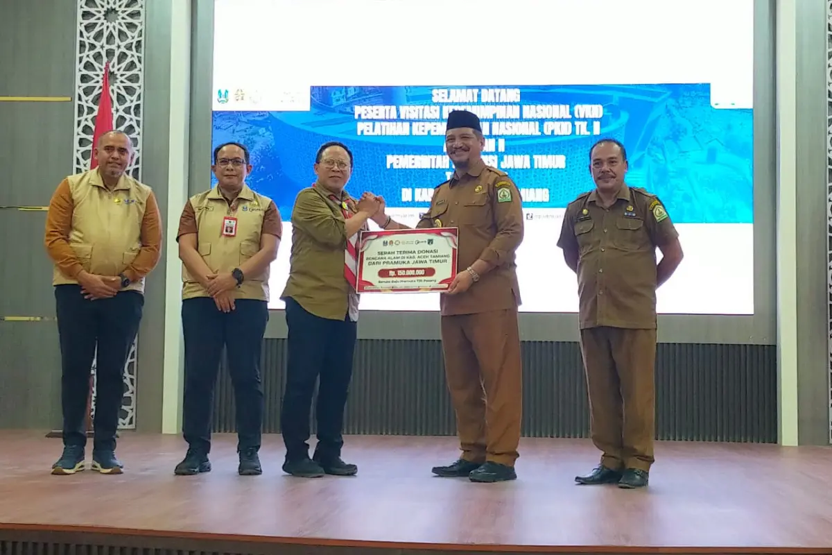 Peduli Siswa di Aceh Tamiang, Pramuka Jatim Salurkan 725 Seragam Pramuka