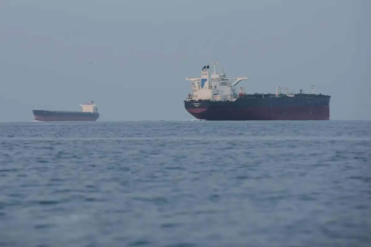 Iran Klaim Hantam Kapal Perang AS, Ketegangan di Selat Hormuz Meningkat