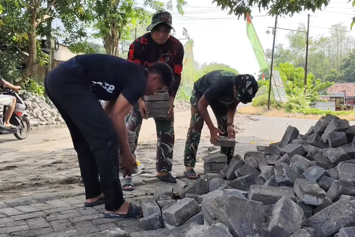 TMMD 128 Gresik Ubah Jalan Batu Slempit, Akses Ekonomi Desa Mulai Terbuka