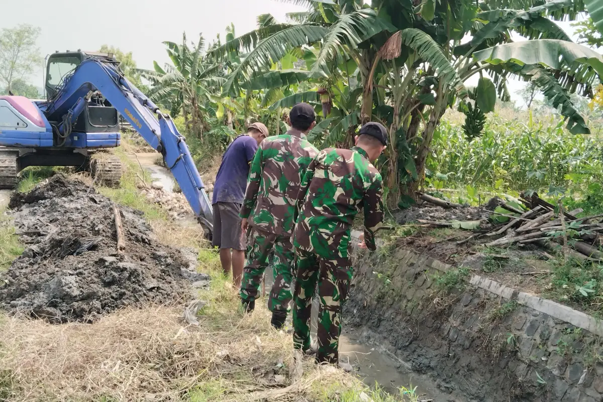 TMMD 128 Gresik Normalisasi Irigasi Lingsir, Aliran Air Pertanian Kembali Lancar