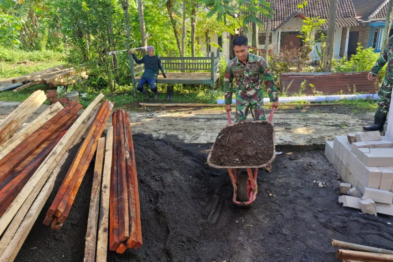 Gotong Royong TMMD 128 Probolinggo Bangun Harapan Mbah Rafiah