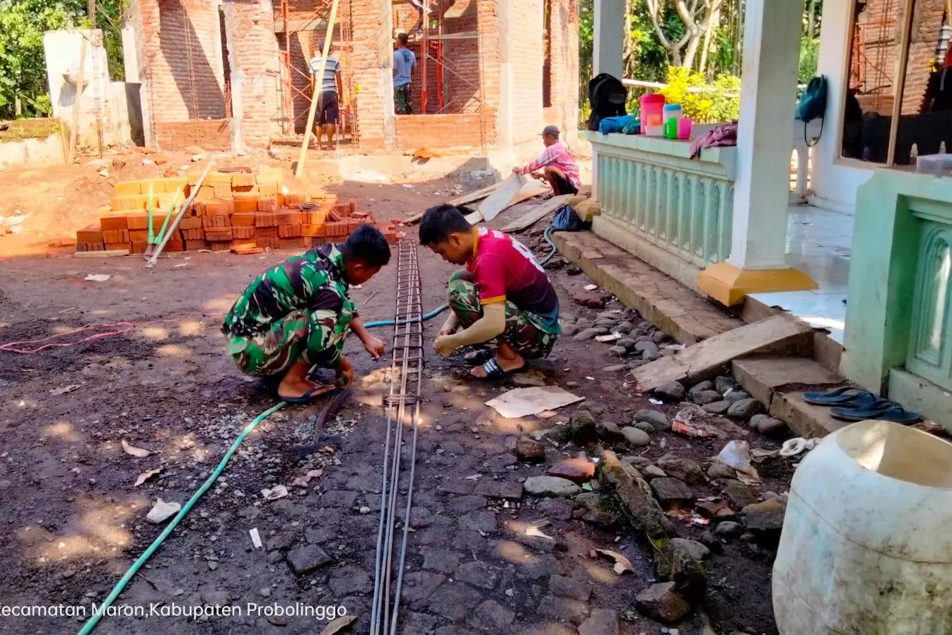 Gotong Royong TMMD 128 Probolinggo Bangun Mushola, Warga Desa Brabe Terlibat