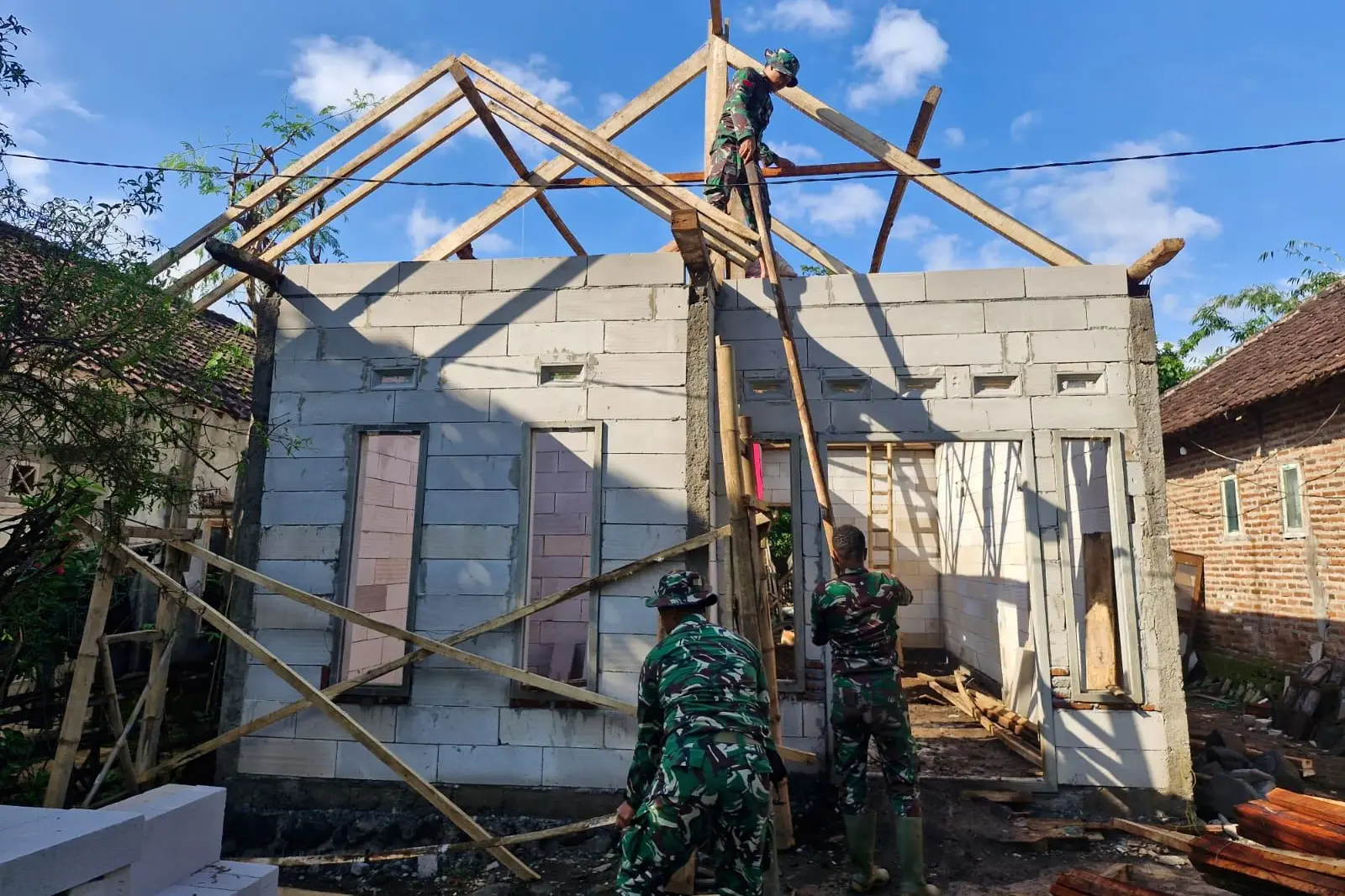 TMMD 128 Probolinggo Percepat RTLH Lansia, Rumah Mbah Rafiah 60%