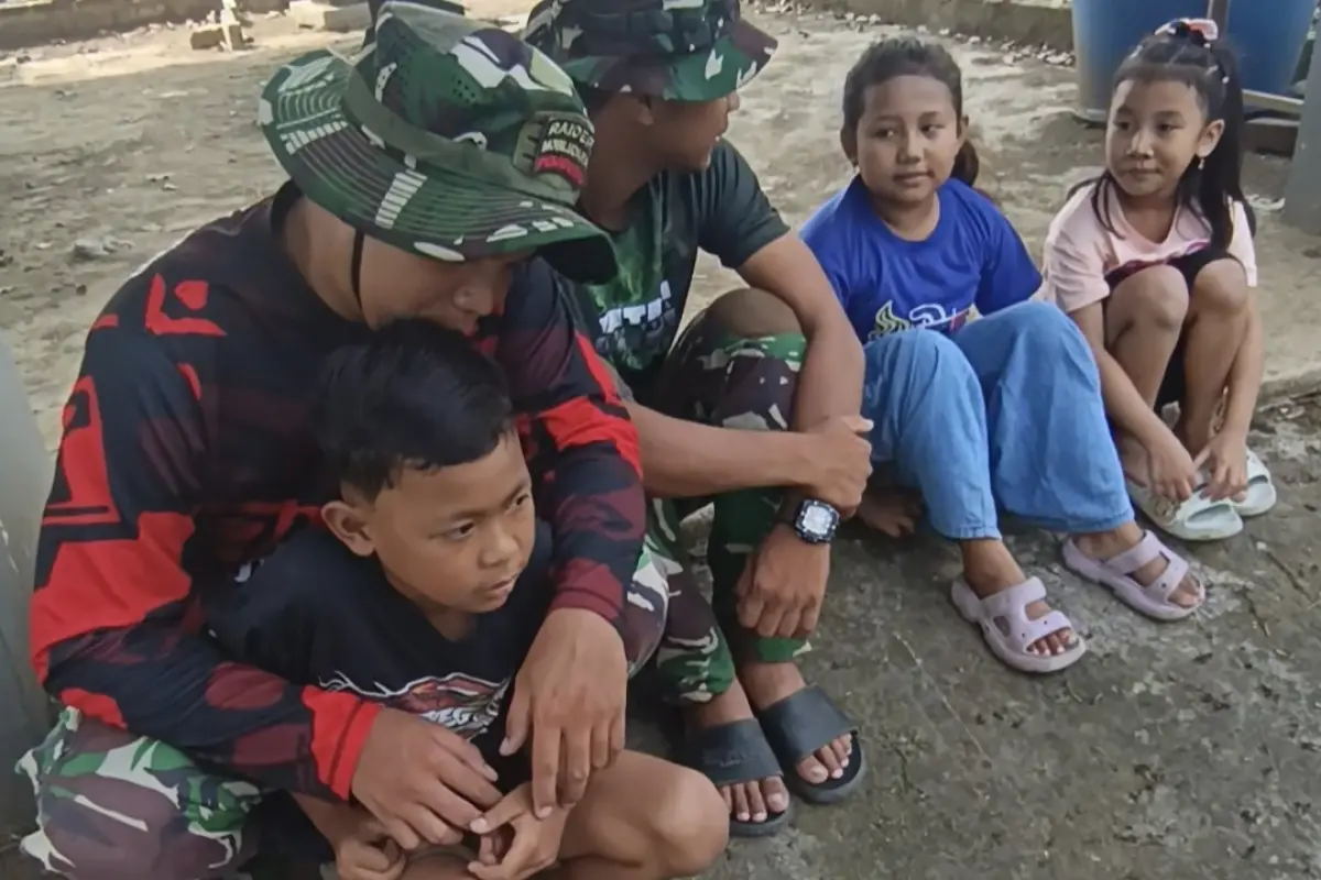 TMMD 128 Gresik Hadirkan Wajah Humanis, Tawa Anak Desa Slempit Jadi Penyemangat Satgas