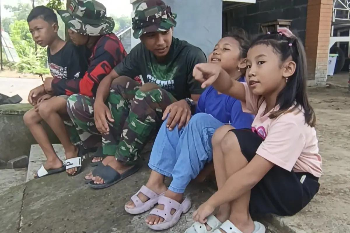 TMMD 128 Gresik Tampilkan Sisi Emosional, Anak-anak Slempit Cairkan Suasana Pembangunan