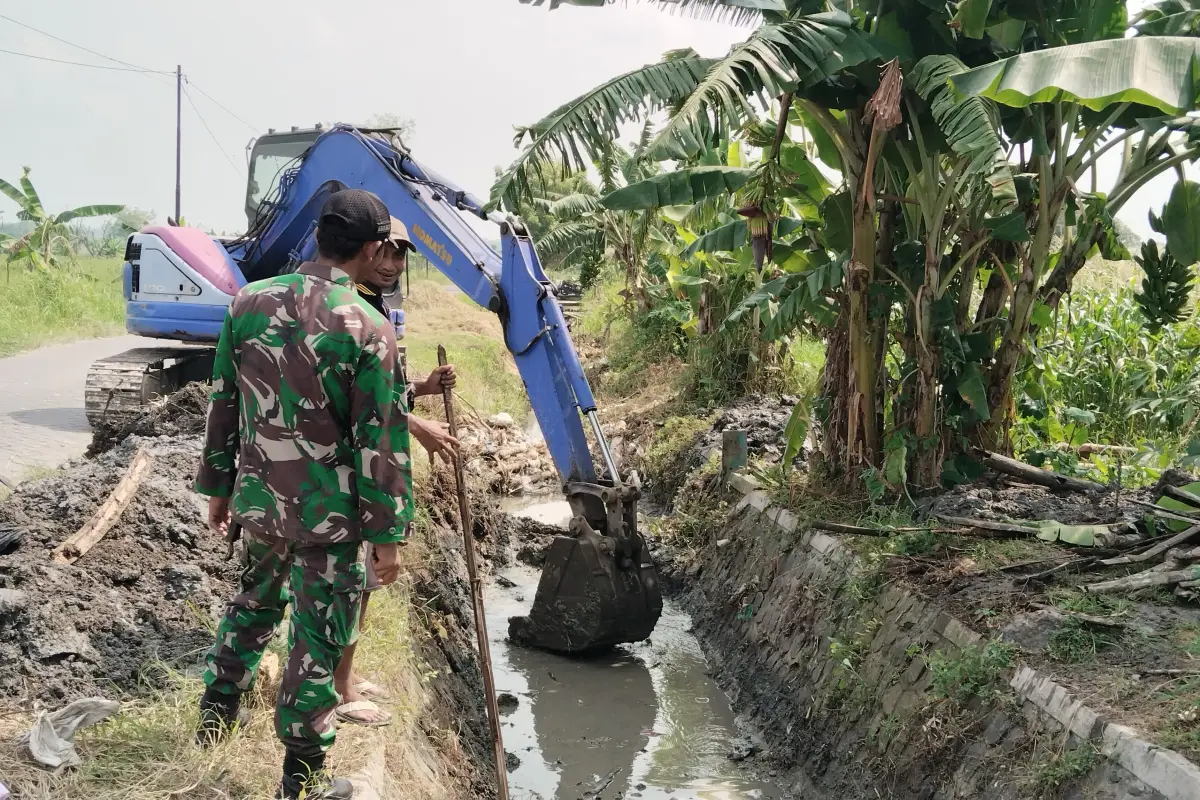 TMMD 128 Gresik Hidupkan Gotong Royong di Lingsir lewat Normalisasi Irigasi