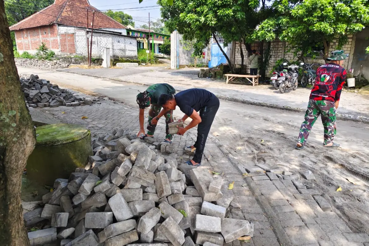 TMMD 128 Gresik Hidupkan Gotong Royong di Slempit, TNI dan Warga Bangun Jalan Bersama