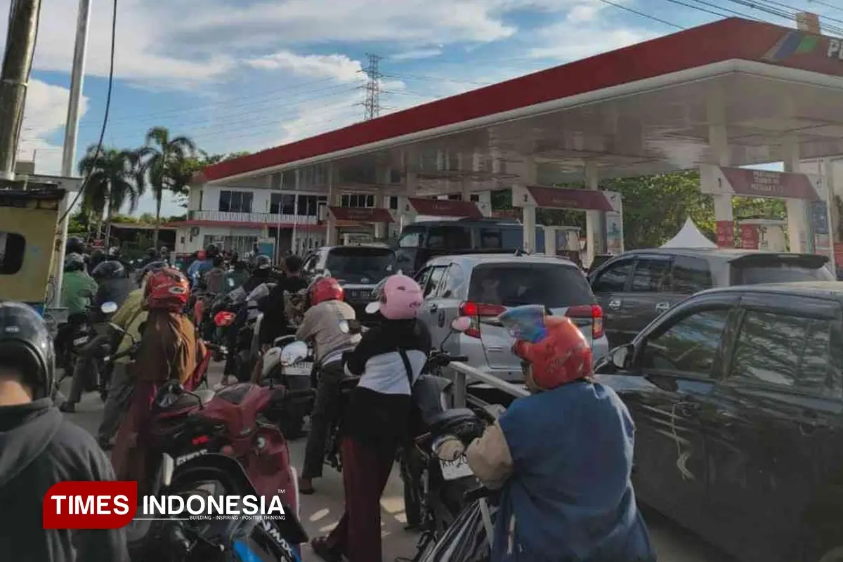 BBM di Palangka Raya Langka, Driver Ojol Keluhkan Antrean Panjang SPBU hingga Pendapatan Merosot