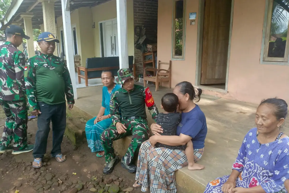 TMMD 128 Probolinggo Salurkan Sembako di Tengah Pavingisasi
