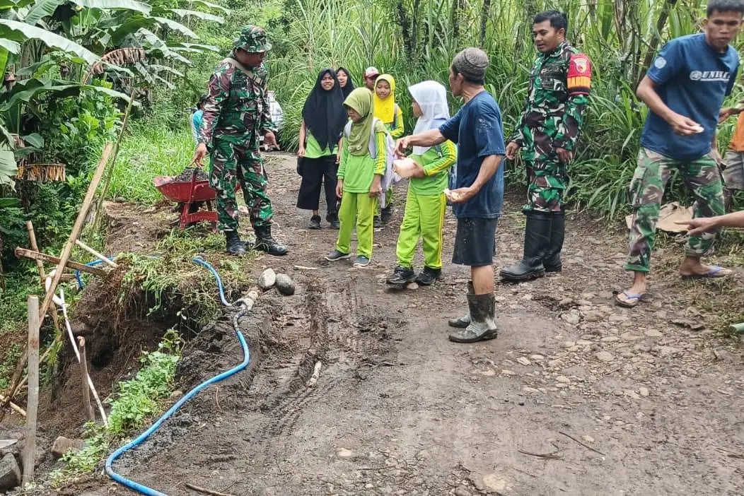 Di Balik TPT TMMD 128 Probolinggo, Anak Desa Brabe Belajar Siaga