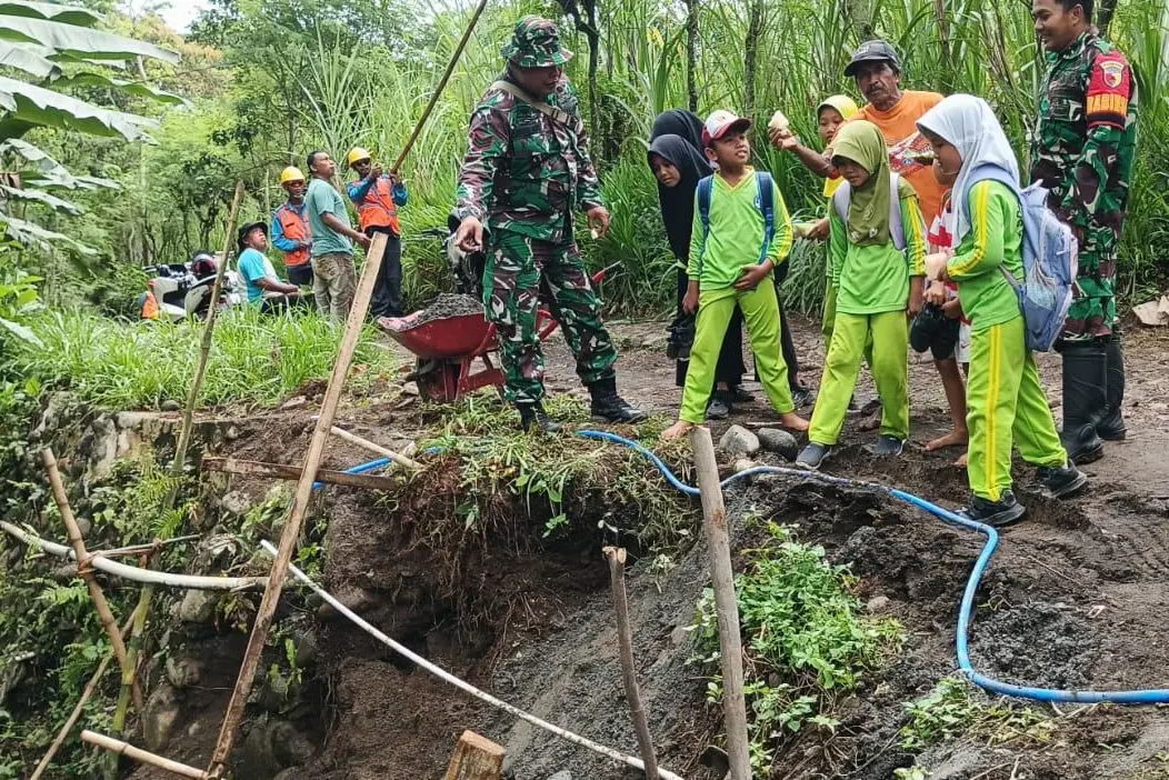 TMMD 128 Probolinggo Edukasi Siswa Mitigasi Longsor