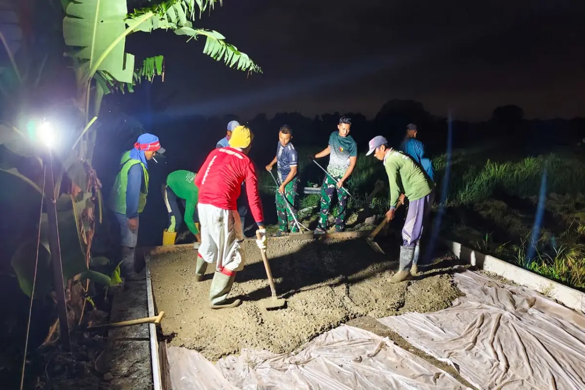 TMMD 128 Gresik Bangun Jalan di Malam Hari, Gotong Royong Jadi Cahaya di Lingsir
