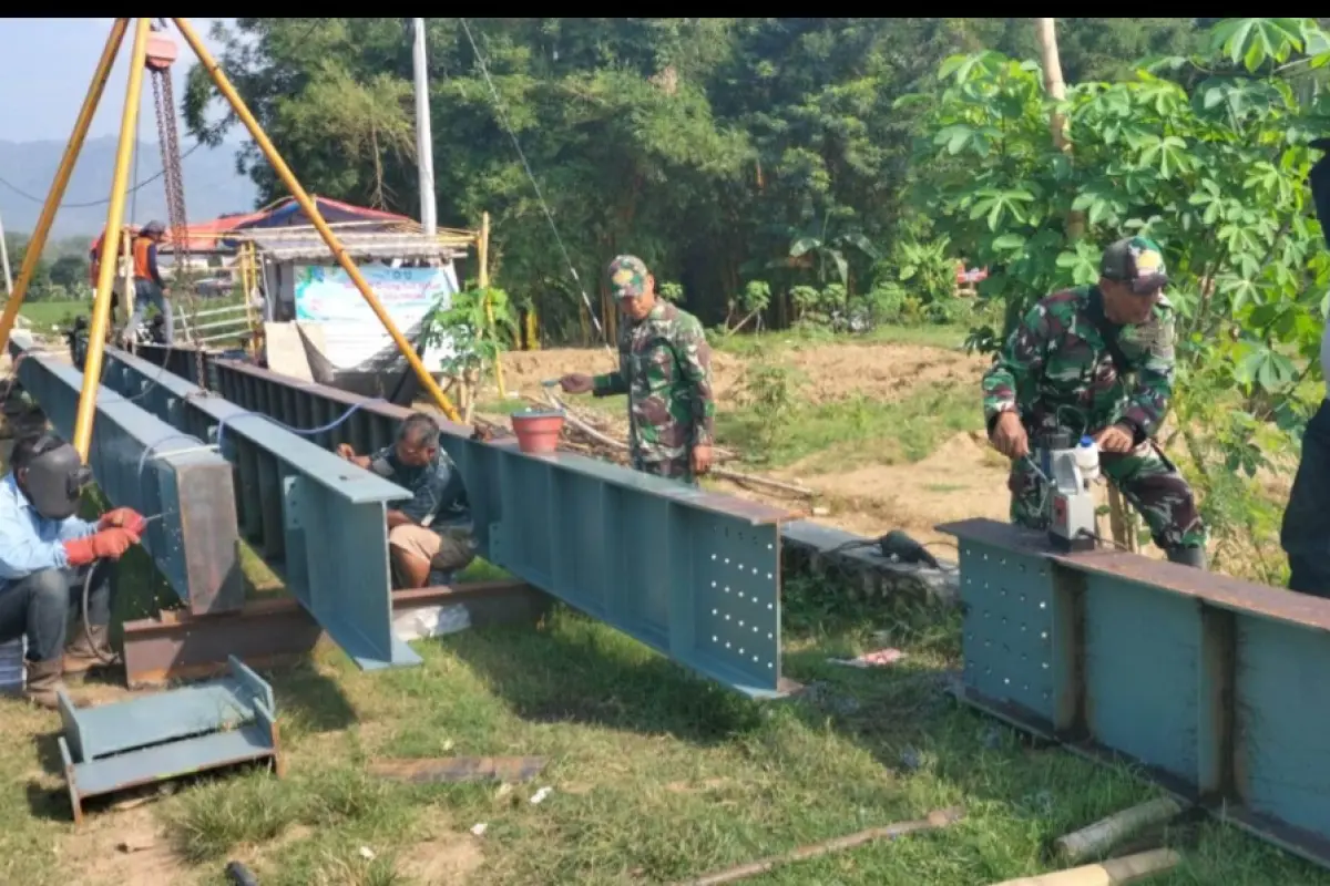 Potret Gotong Royong TNI dan Warga Ponorogo dalam Pembangunan Jembatan Perintis Garuda