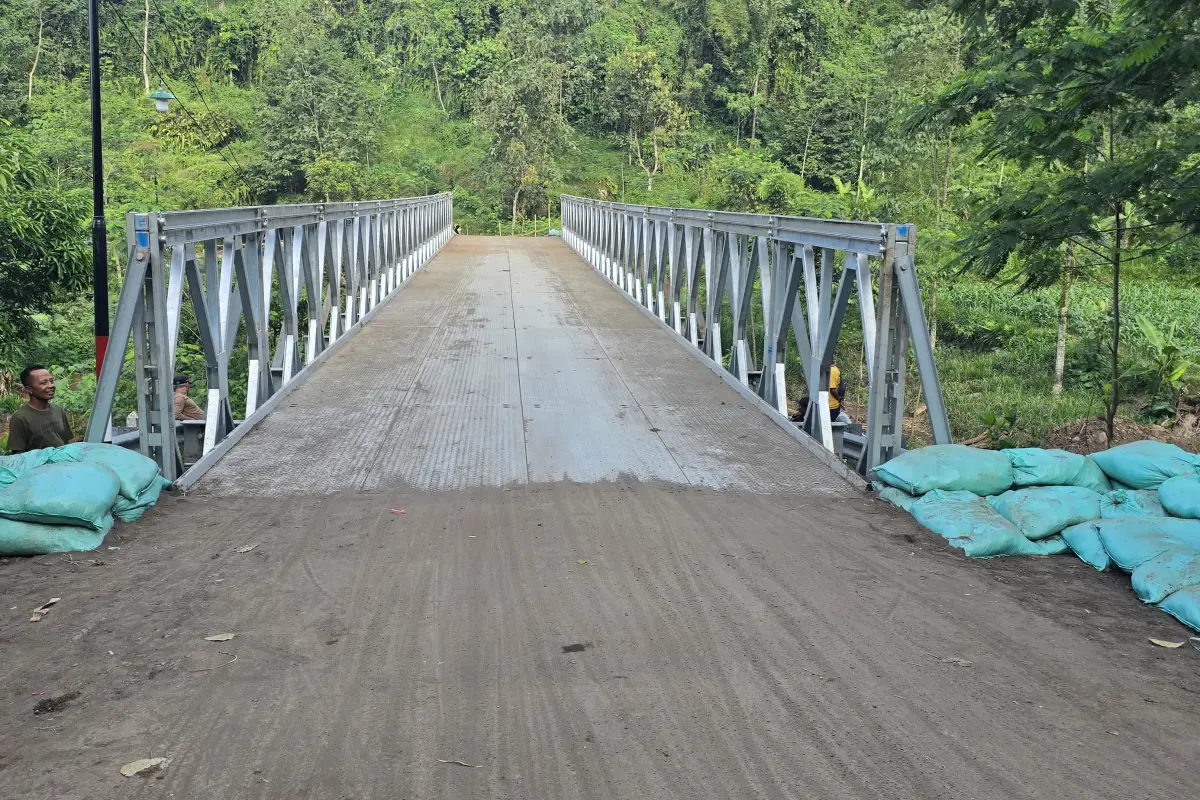 Jalur Madakaripura Pulih, Warga Lumbang Gelar Doa Bersama di Jembatan Bailey