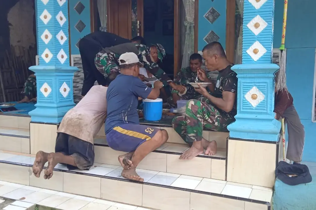 TMMD 128 Probolinggo Bangun Keakraban lewat Makan Siang Bersama Warga