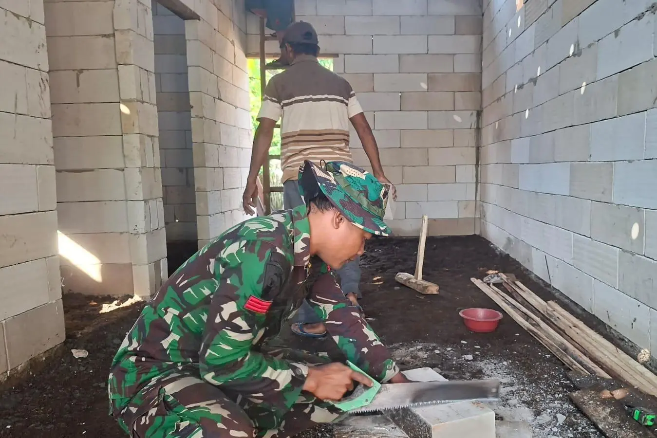 TMMD 128 Probolinggo Percepat Rehab Rumah Lansia di Desa Brabe