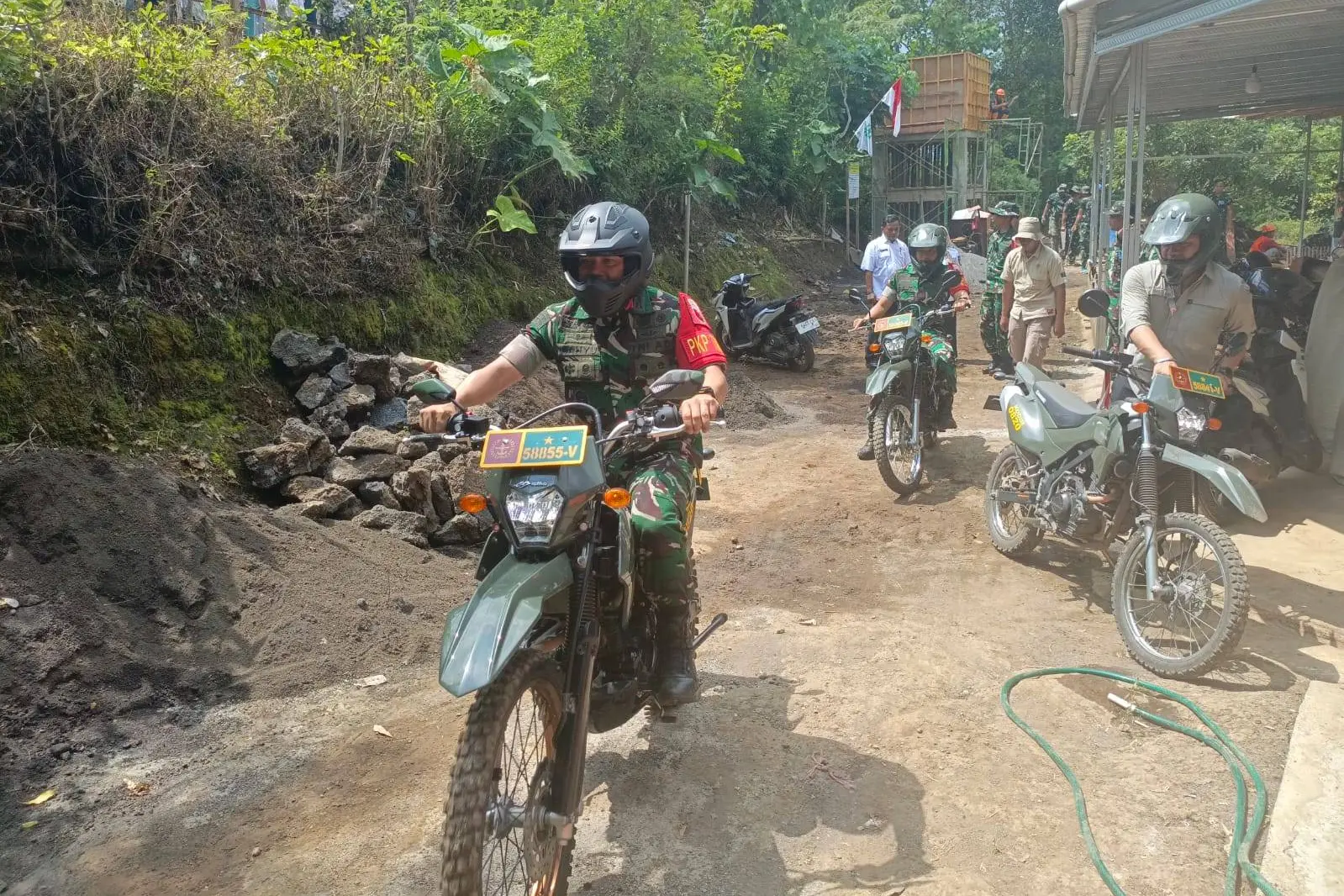 Danrem 083 Naik Motor Babinsa Tinjau TMMD 128 di Desa Brabe