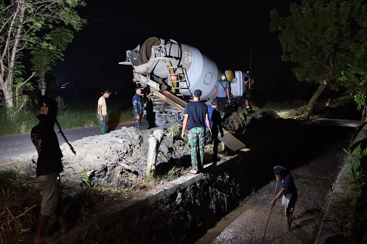 TMMD 128 Gresik Lembur Malam Rampungkan Irigasi Demi Sawah Warga