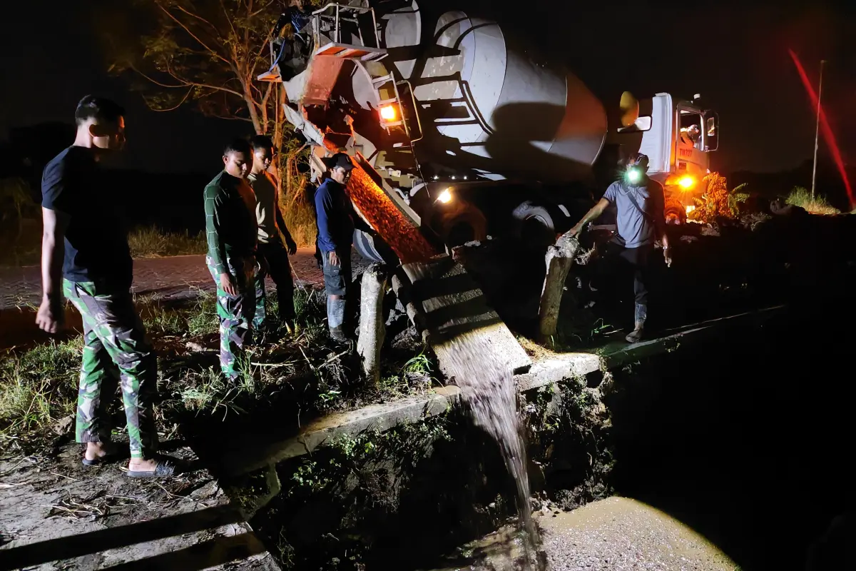 Di Bawah Lampu Seadanya, TMMD 128 Gresik Bangun Harapan Petani