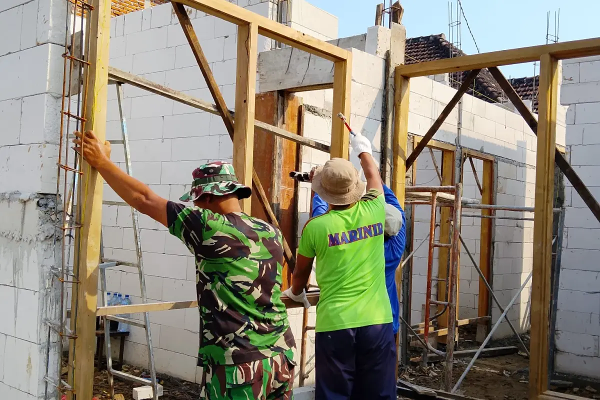 Rumah Ibu Sri Cendani Mulai Berdiri, TMMD 128 Gresik Bangun Harapan dari Gotong Royong