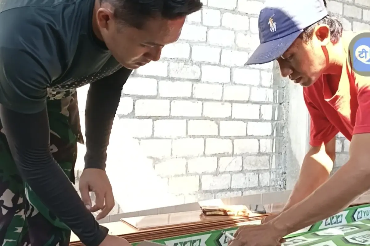 Di Bawah Terik Matahari, TNI dan Warga Slempit Bangun Musolah dan Kebersamaan