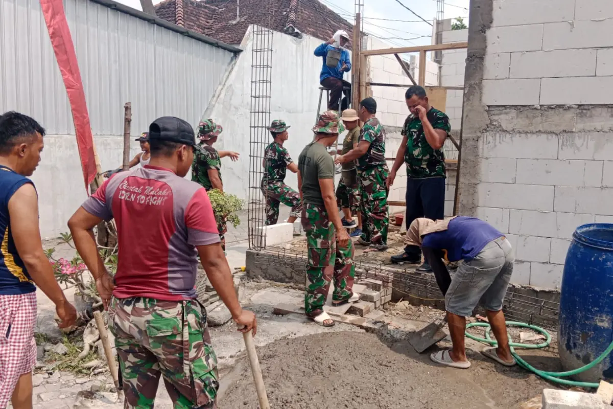 Dari Adukan Semen ke Air Mata Haru, Kisah Ibu Sri Cendani dalam TMMD 128 Gresik