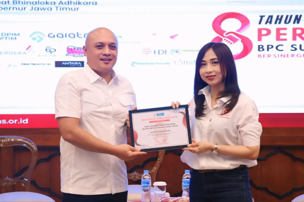 Kepala Biro Adpim Jatim Terima Penghargaan Mitra Pemerintah Berdampak dari Perhumas Surabaya Raya