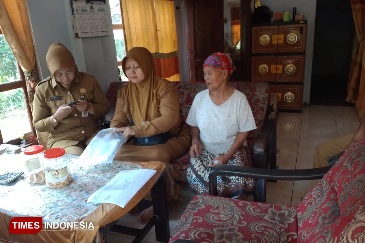 Menyambung Asa di Ujung Tanggul: Kisah Bu Sarti, Lansia Sebatang Kara yang Bertahan di Tengah Ketidakpastian
