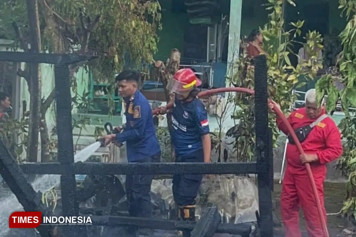 Api Cepat Membesar, Gudang Kayu di Sidoharjo Pacitan Terbakar