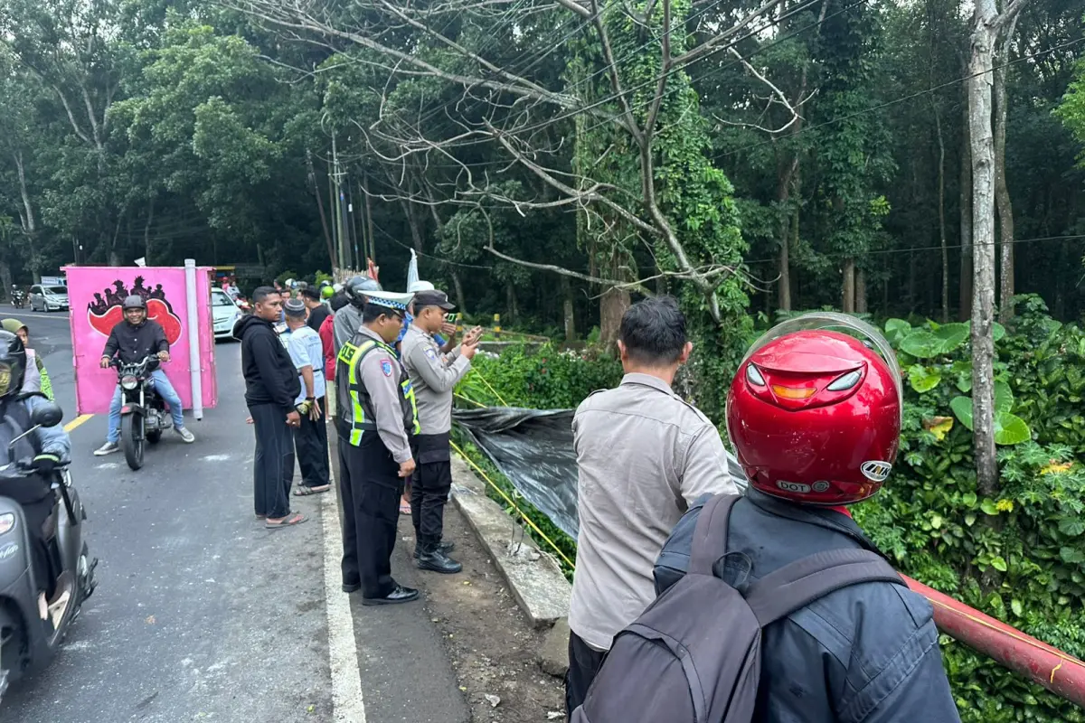 Diduga Microsleep, Truk Canter Terjun ke Sungai di Glenmore Banyuwangi
