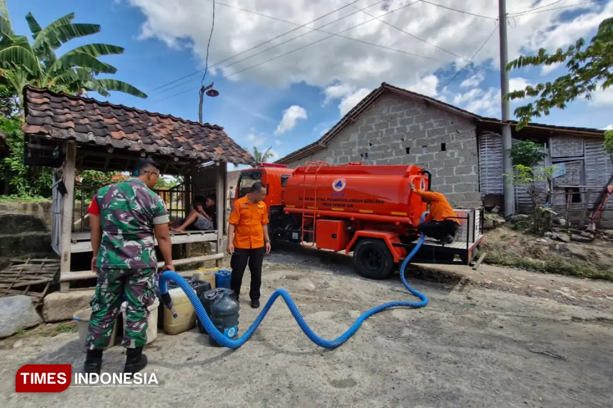Kekeringan Ancam 20 Dusun di Sembilan Kecamatan, BPBD Bondowoso Droping Air Bersih