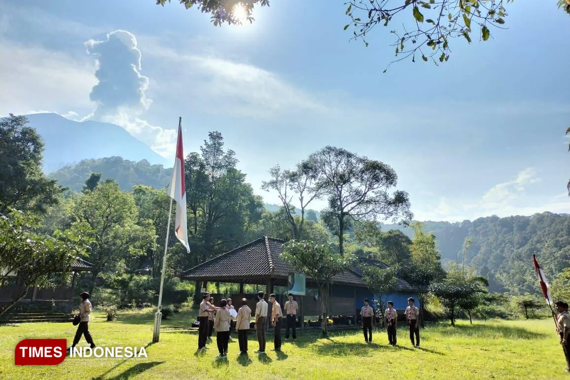 Penempuhan Bantara Pramuka SMA Islam An-Nuuru Tirtoyudo Mengunjungi Situs Purbakala Ampelgading