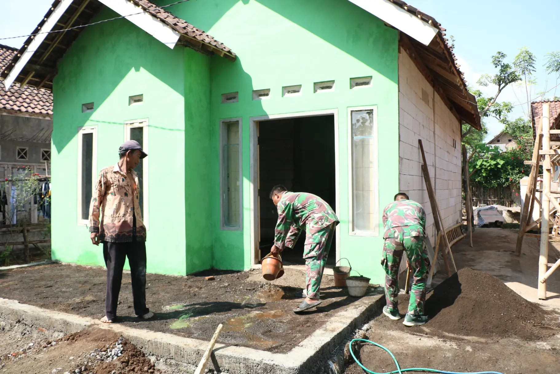 TMMD 128 Probolinggo Rampungkan 95 Persen Pembangunan RTLH Milik Ibu Rafi’ah di Desa Brabe