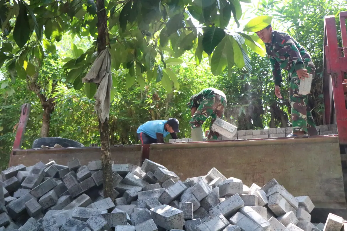 TMMD 128 Probolinggo Tinggal Rampungkan 200 Meter Pemasangan Paving di Desa Brabe