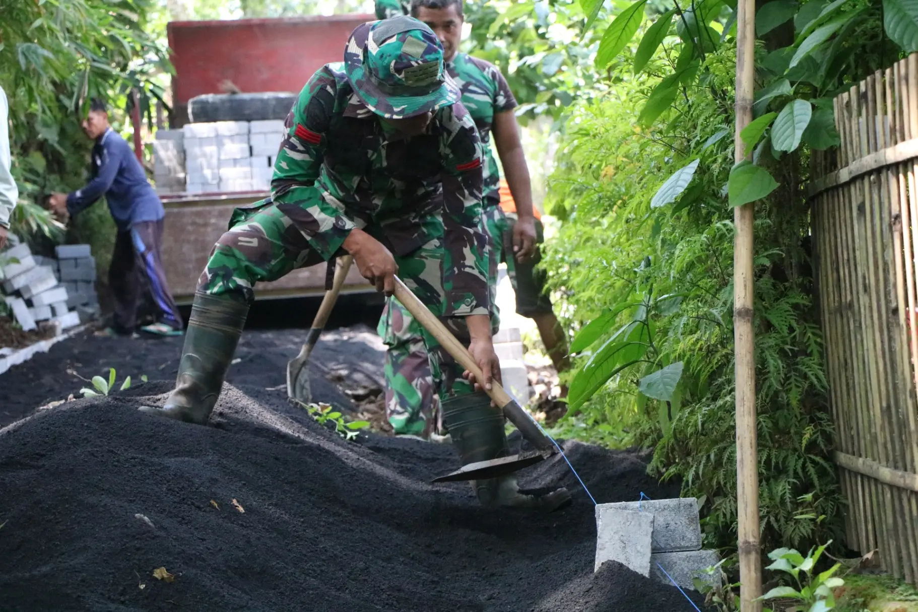 Saat Susunan Paving TMMD 128 Probolinggo Menjadi Jalan Harapan Desa Brabe