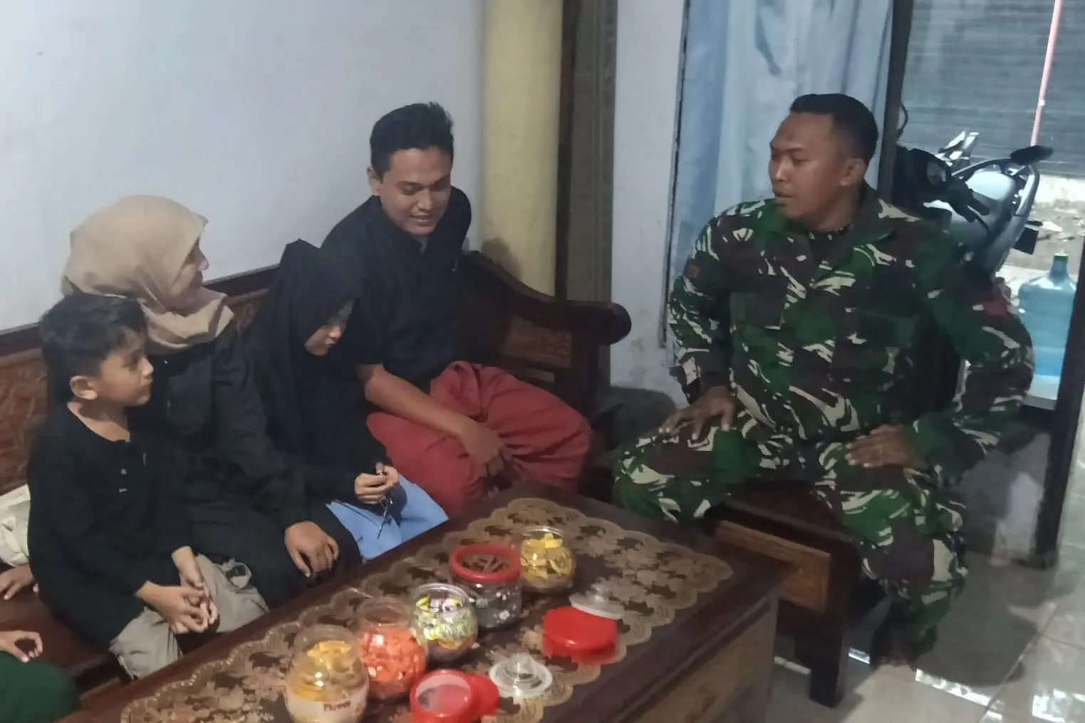 Koptu Dedi Santosa Jalin Kedekatan dengan Warga Desa Brabe melalui Anjangsana TMMD 128 Probolinggo