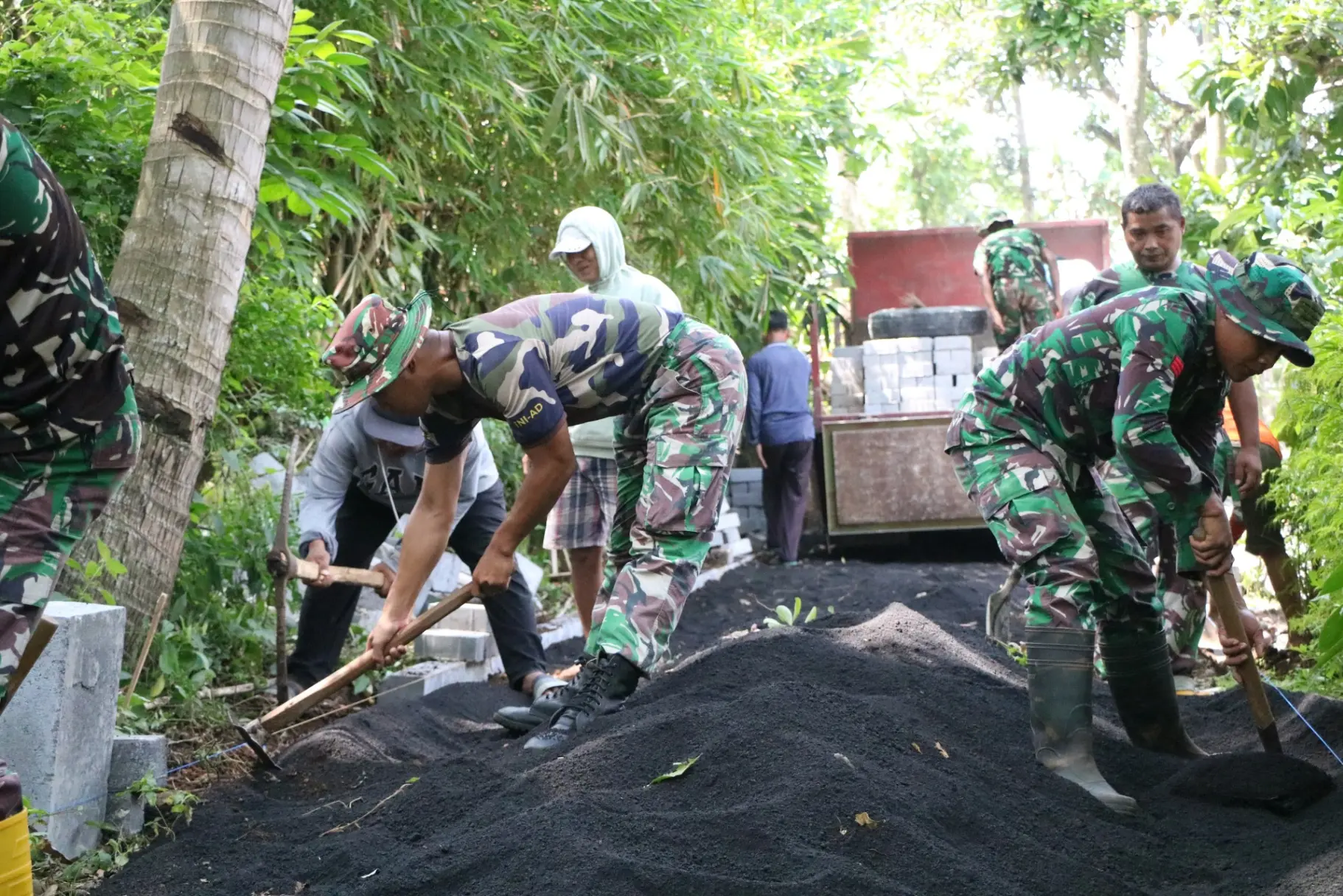 Semangat Gotong Royong Satgas TMMD 128 Probolinggo Percepat Pemasangan Paving di Desa Brabe