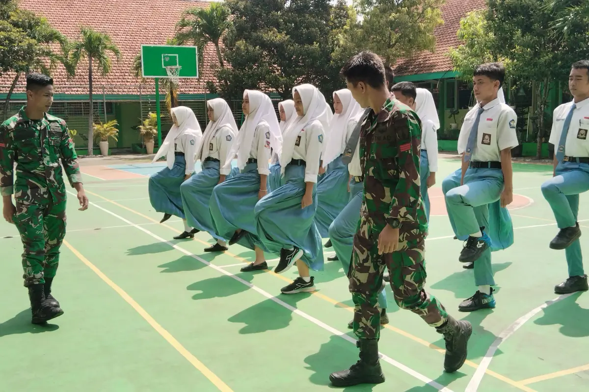 Dari Lapangan Sekolah, Satgas TMMD 128 Gresik Bangun Nasionalisme Generasi Muda