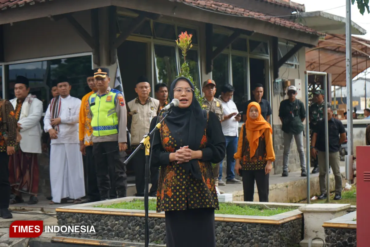 Bupati dan Wakil Bupati Banjarnegara Lepas Jemaah Haji Kloter 71