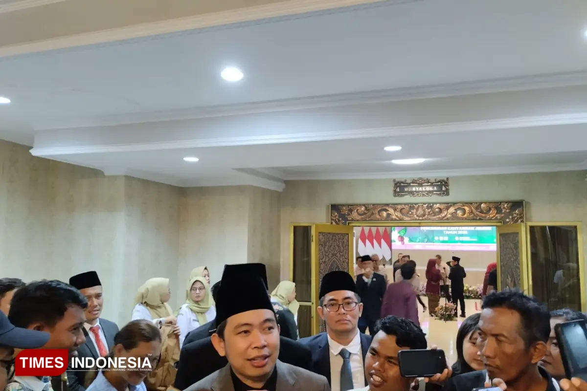 Viral Anggota DPRD Merokok saat Rapat, Bupati Jember: Saya Jujur Kaget