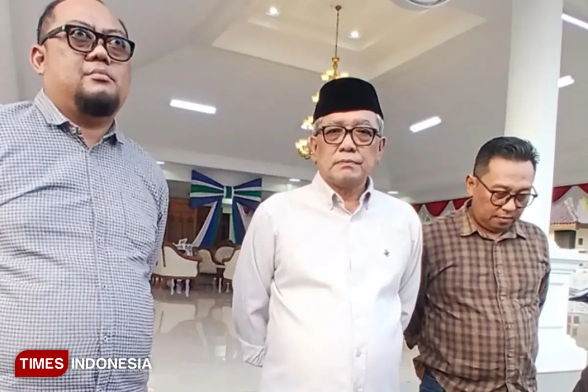 memberikan keterangan pers