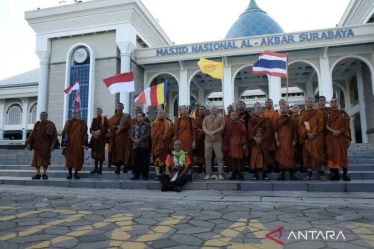 Misi Perdamaian, 57 Biksu Mancanegara Singgahi Masjid Al-Akbar Surabaya