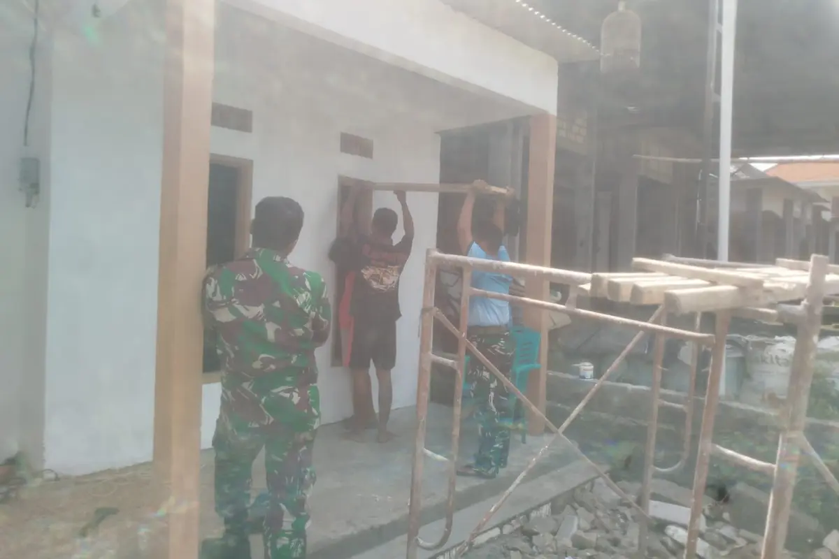 Sentuhan Cat Terakhir TMMD 128 Gresik Ubah Rumah Ibu Warni