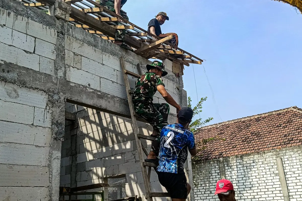 Atap Baru untuk Pak Sumaun, Gotong Royong Jadi Kekuatan TMMD 128 Gresik